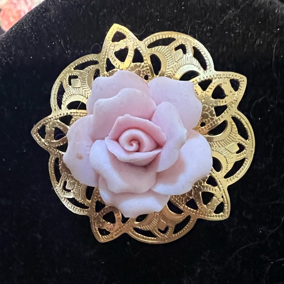 Vintage brooch with porcelain bisque rose on gold tone filigree base pin back. - Picture 1 of 5